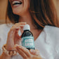 Femme avec flacon de phycocyanine 6000mg/l