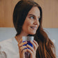 Femme avec un verre de phycocyanine