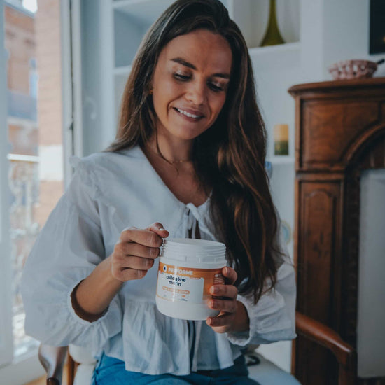 Femme avec pot de collagène pêche