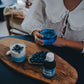 Femme buvant un verre de phycocyanine 2000mg/l pendant le petit déjeuner