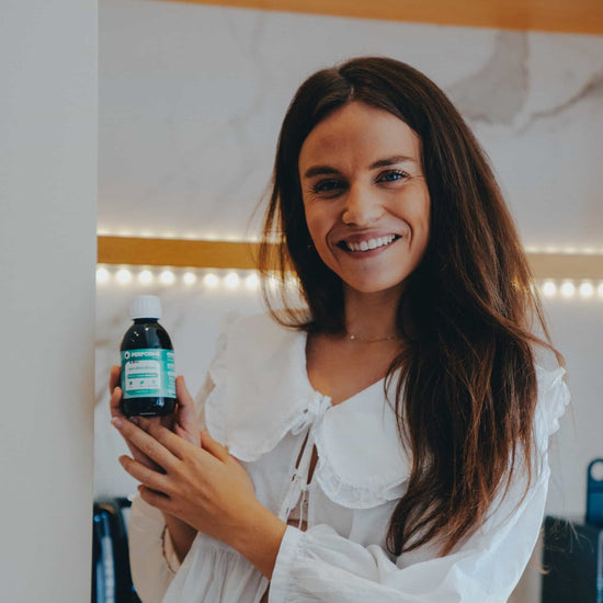 Femme avec flacon phycocyanine 6000mg/l