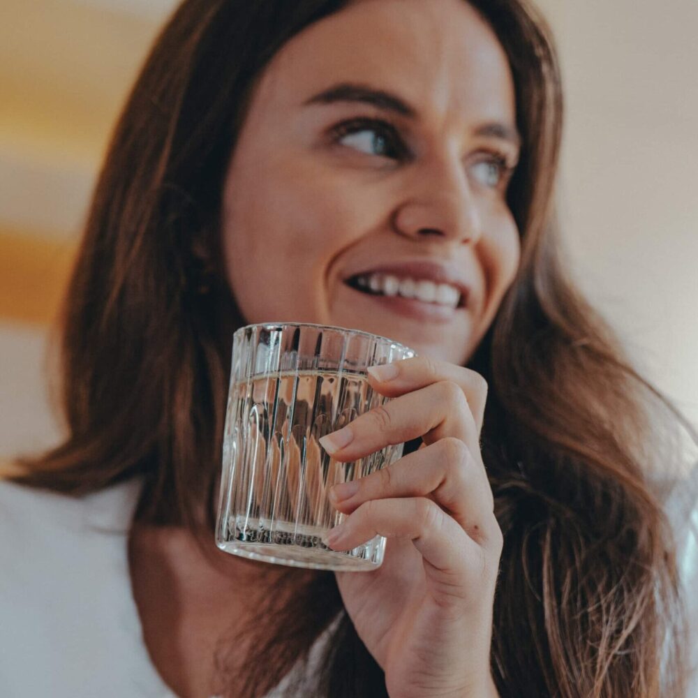 Femme buvant un verre de collagène