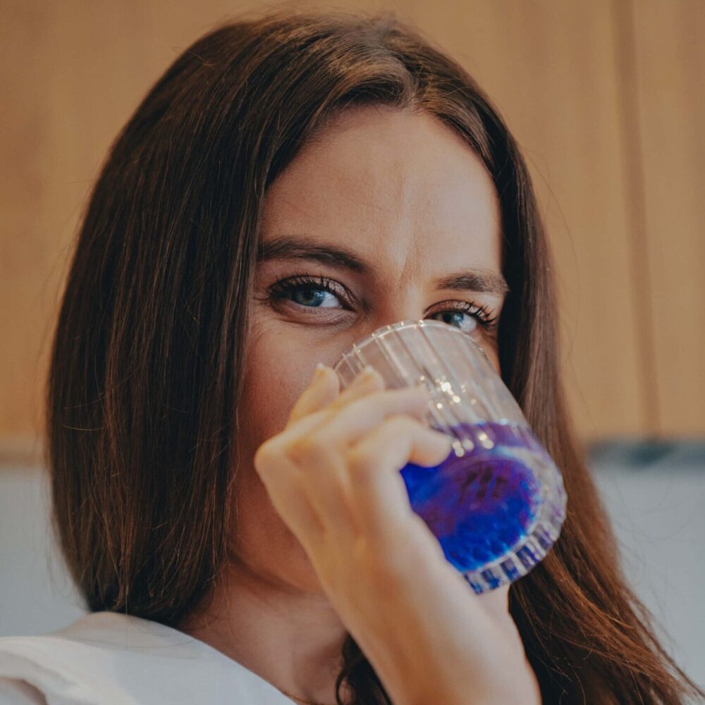 Femme buvant verre de phycocyanine 2000mg/l