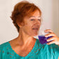 Femme buvant un verre de phycocyanine 6000mg/L