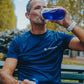 Homme buvant une gourde de phycocyanine