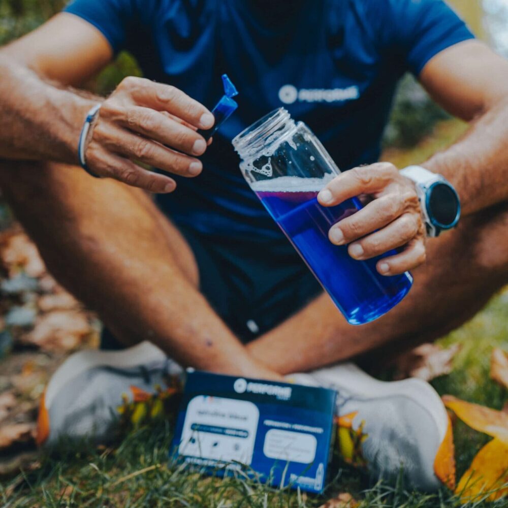 Homme avec unicadose et gourde de phycocyanine 12000mg/l