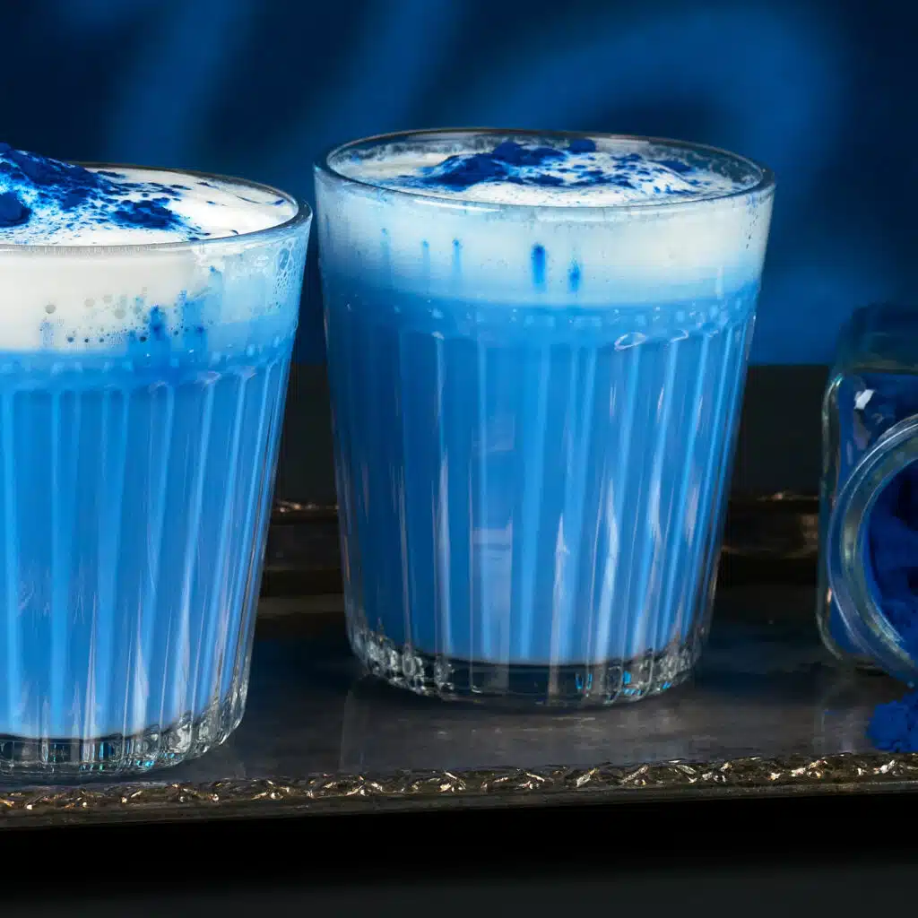 Spiruline bleue, liquide, poudre dans verres