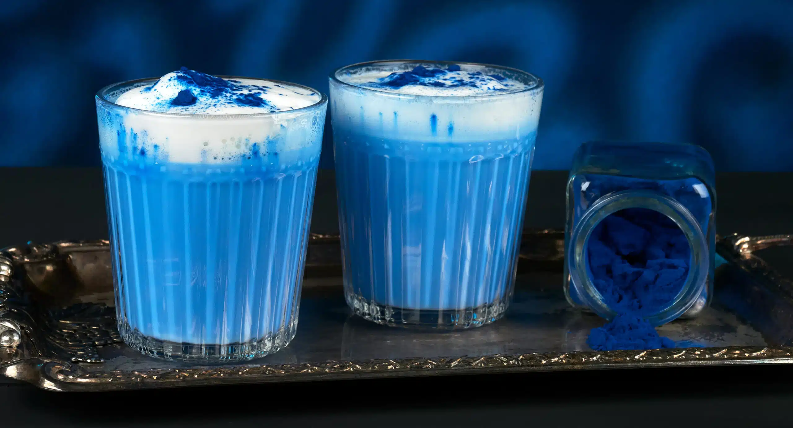 Spiruline bleue, liquide, poudre dans verres