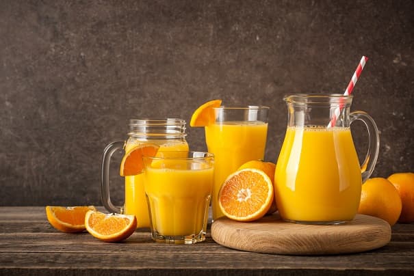 coupler votre consommation de spiruline avec de la vitamine C et des jus de fruits acides pour une meilleure assimilation