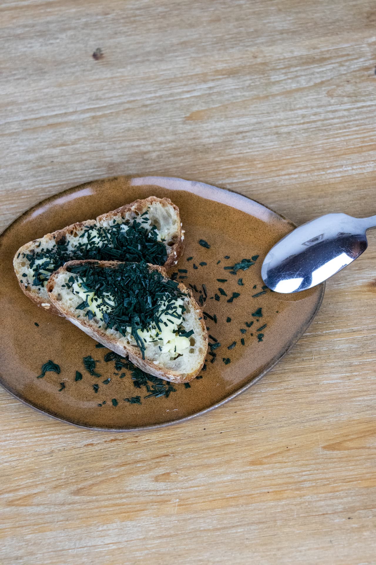 Consommer la spiruline en paillettes saupoudrée sur des tartines et autres plats